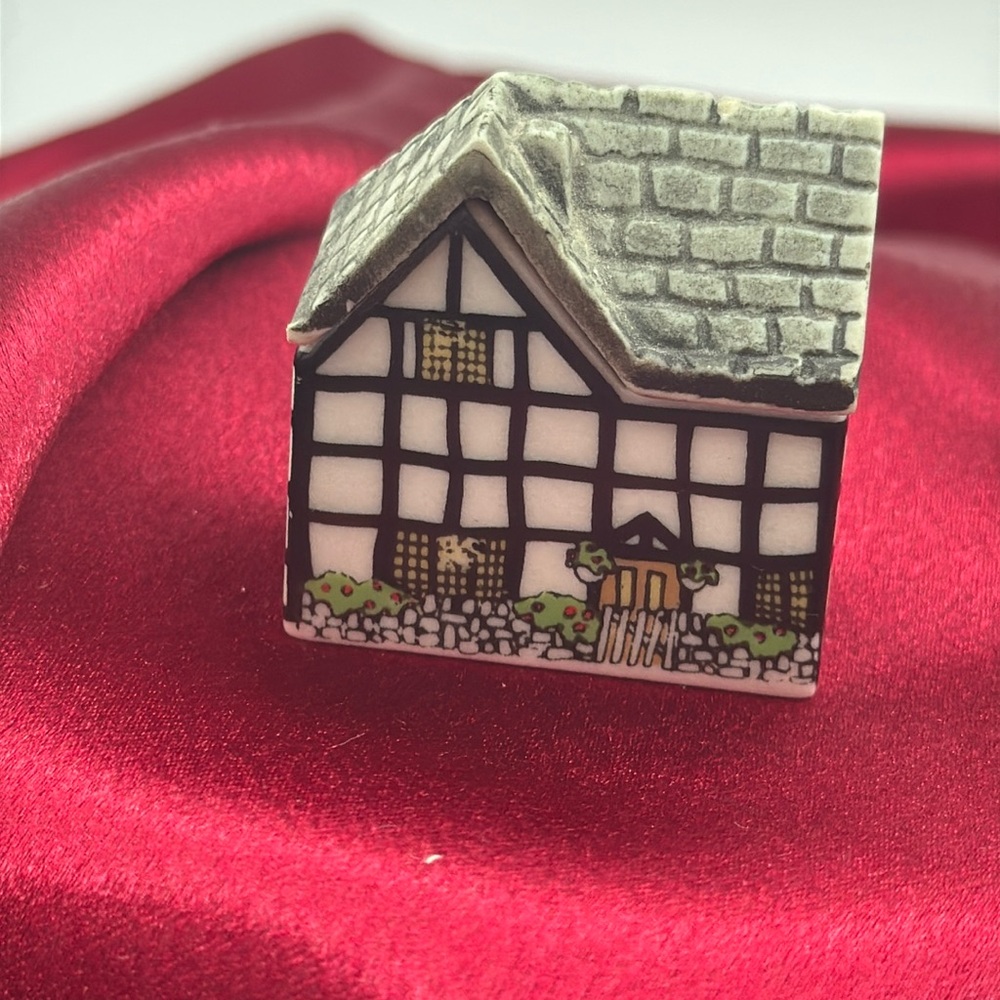 Vintage 1980s Wade England Whimsey On the Why River Miss Prunes House #30